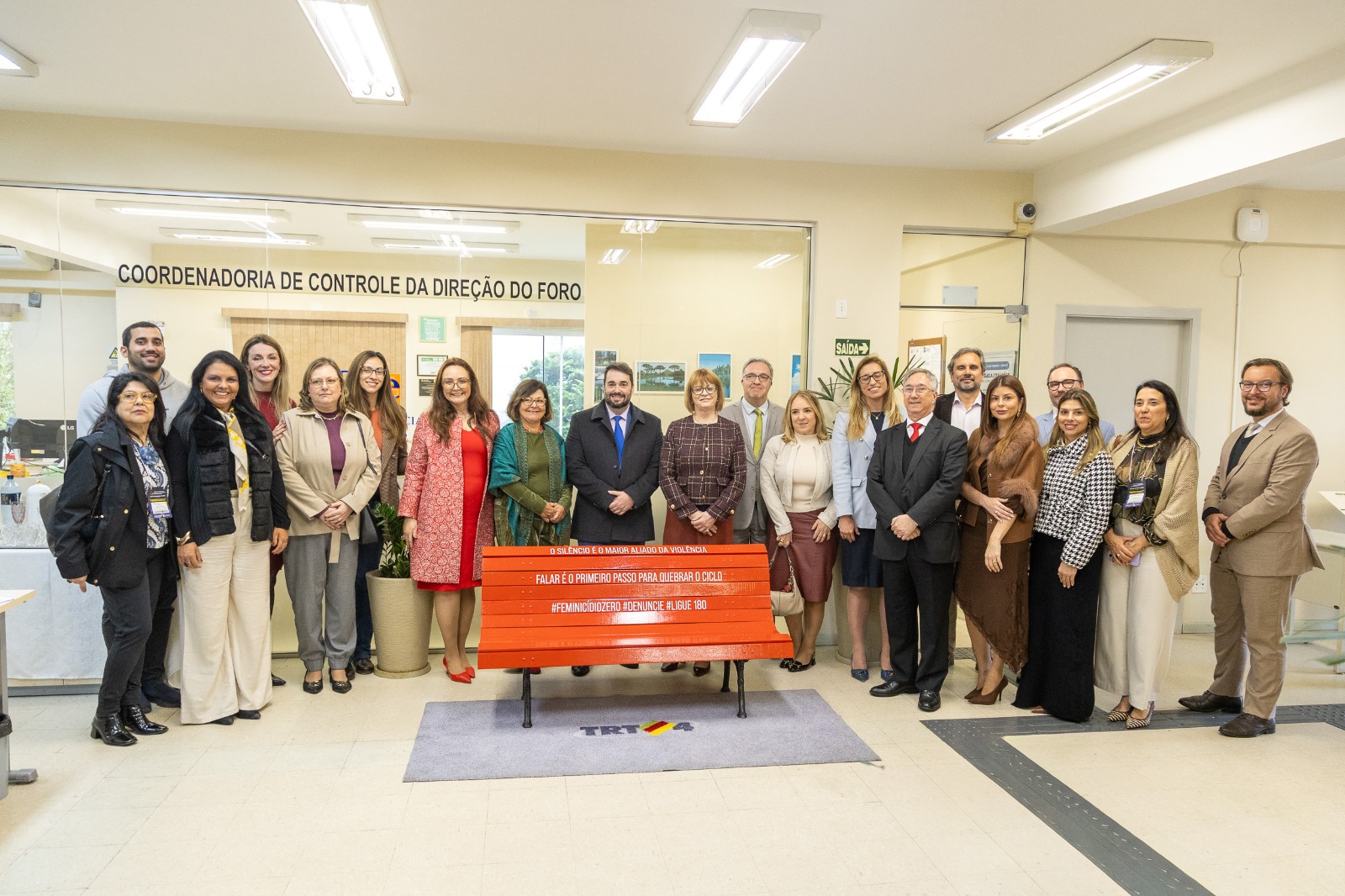A foto é de várias pessoas posando para foto no banco.árias pessoas posando para foto no banco.