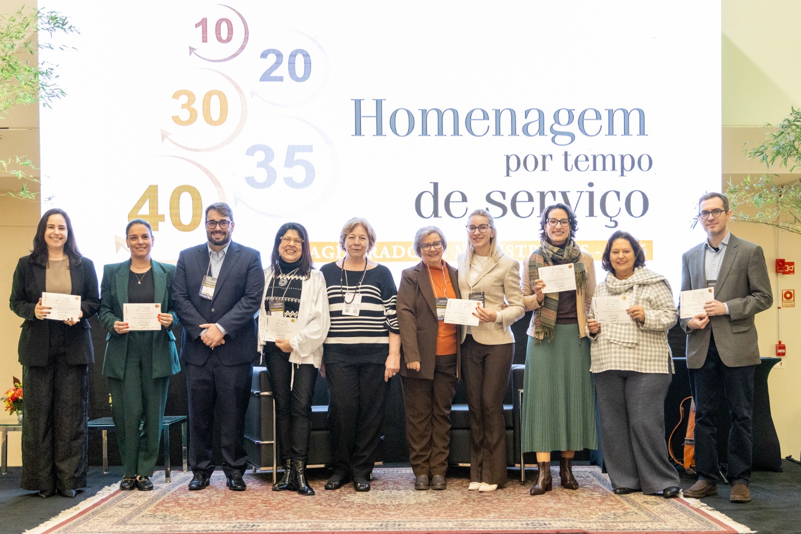 Foto posada de integrantes da ADM e magistrados(as) homenageados(as)