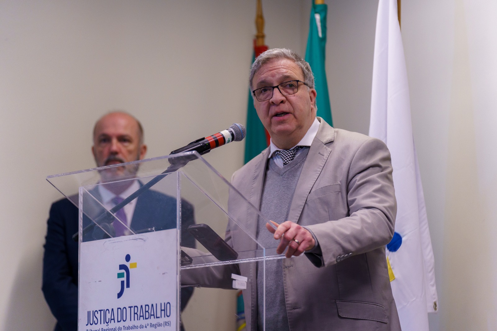 A foto mostra o des. Cassou discursando.
