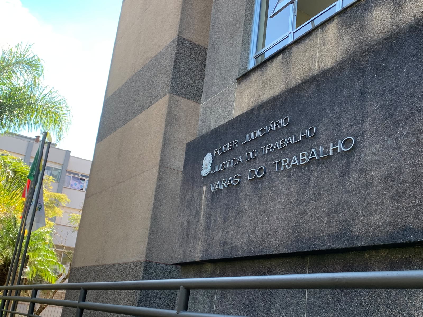 A imagem mostra a fachada do foro de caxias do sul.