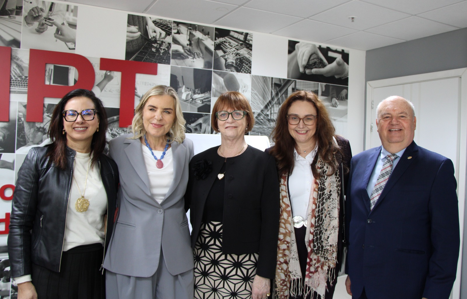 A fotografia mostra a comitiva do TRT-RS posando para foto com a procuradora do Trabalho, Denise.