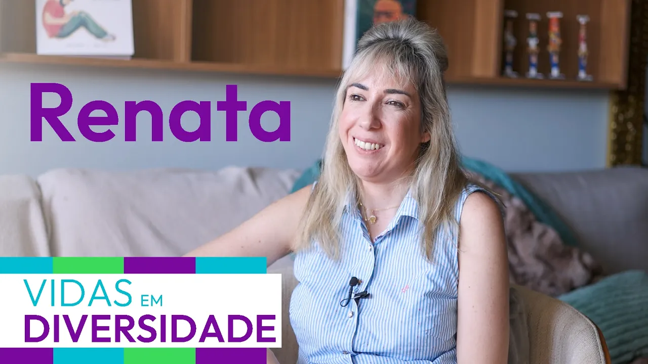 Capa do projeto contendo imagem de Renata sorrindo, durante a entrevista. Ela é uma mulher branca, com olhos castanhos, cabelos longos e loiros e usa uma camisa listrada em azul e branco. Título "Vidas em Diversidade" à esquerda, abaixo de um mosaico de retângulos em verde, lilás, ciano e amarelo.