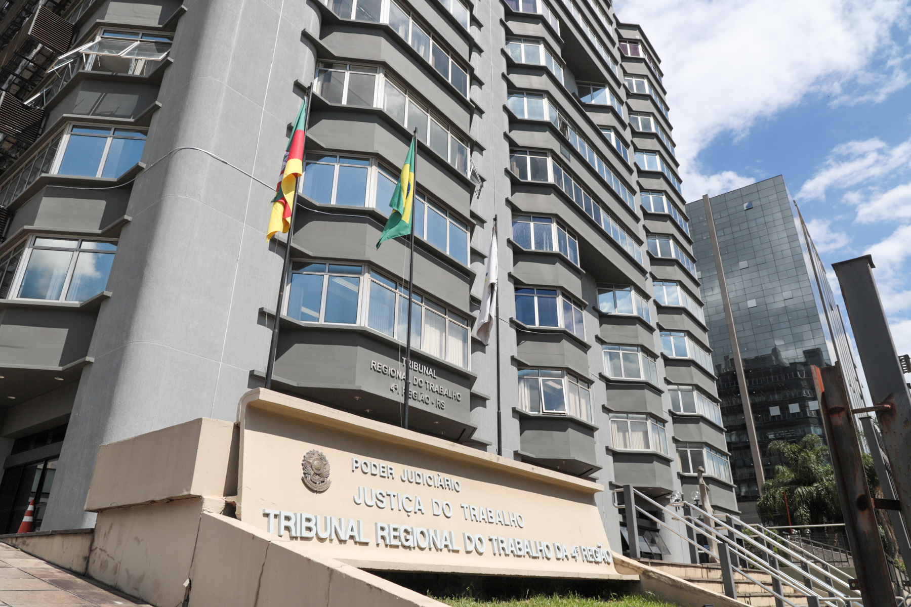 A foto mostra a fachada do prédio do TRT-RS