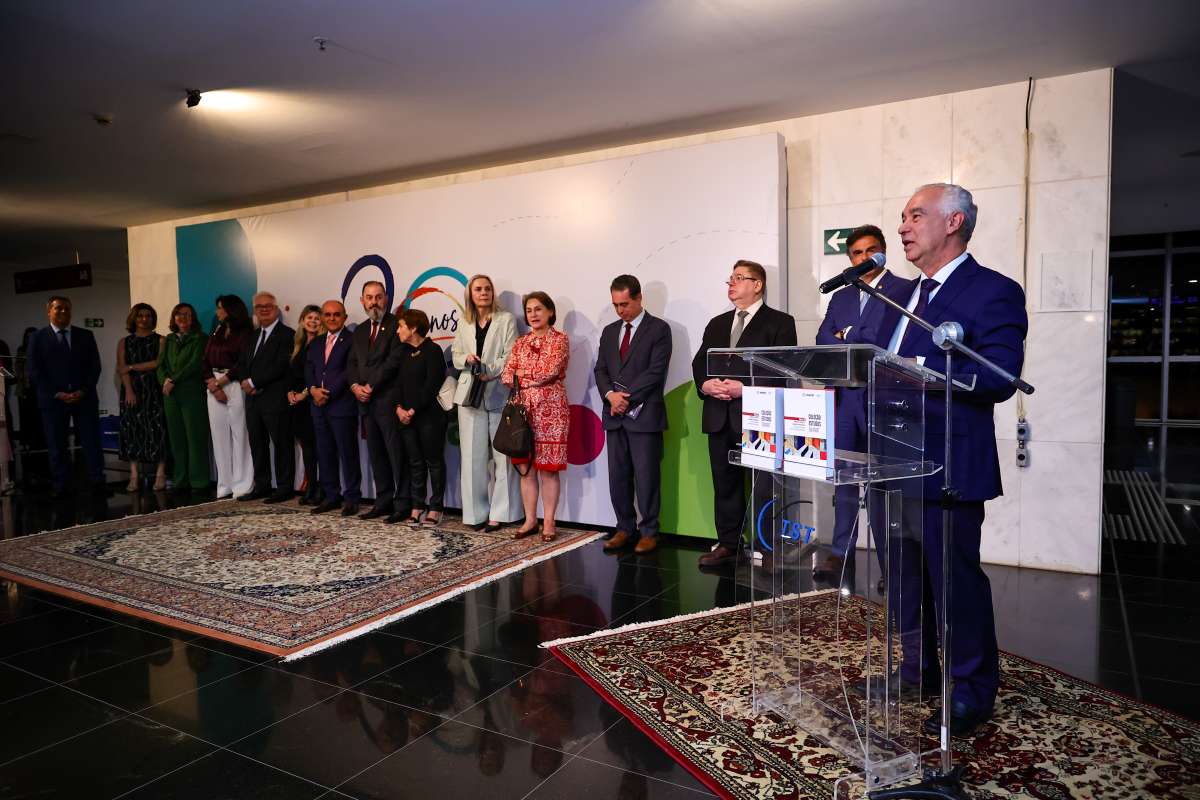Foto em ângulo aberto da solenidade, mostrando o ministro Agusto Cesar discursando, e outras autoridades em pé, no dispositivo oficial.