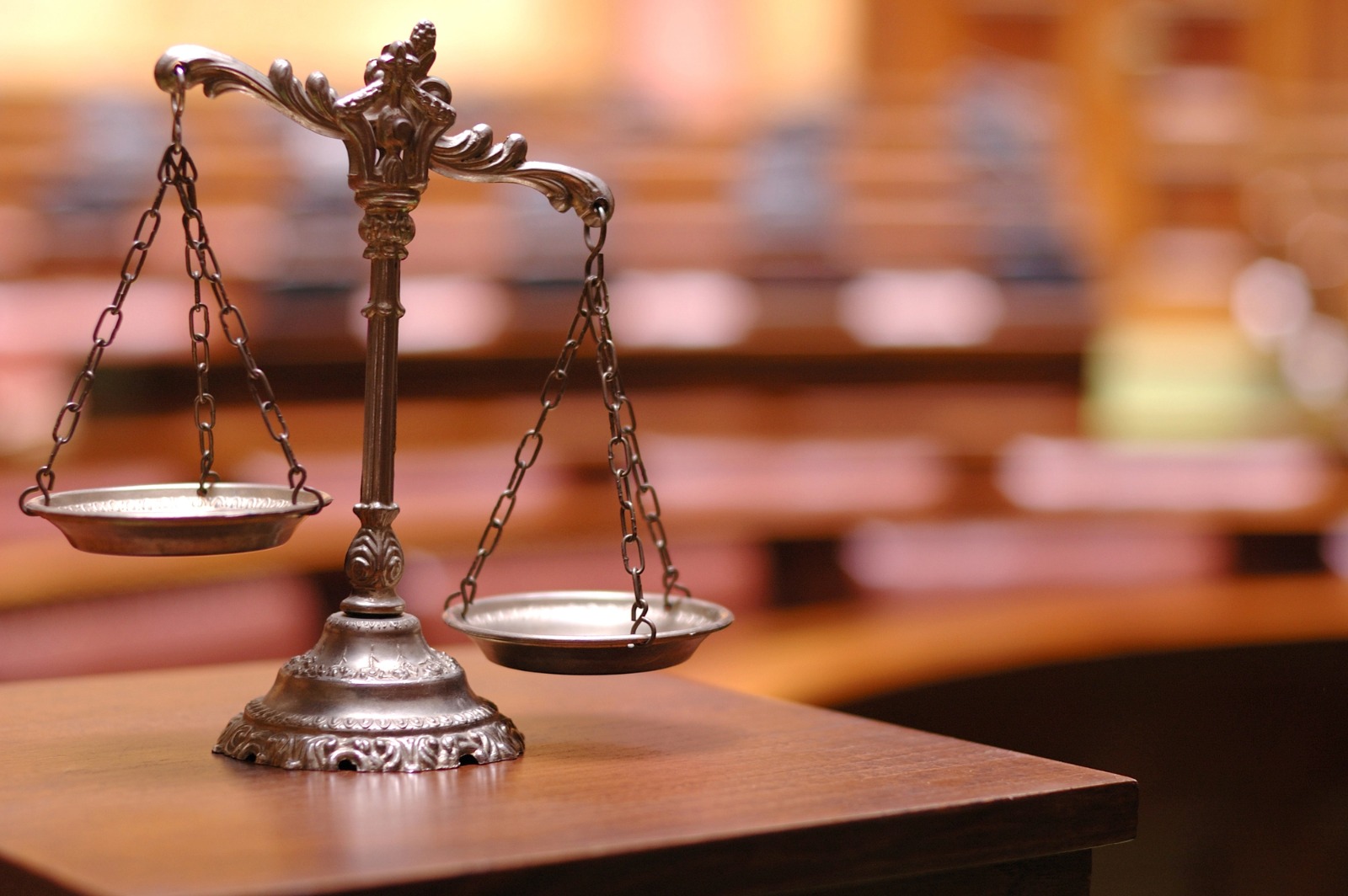 Balança da justiça sobre uma mesa