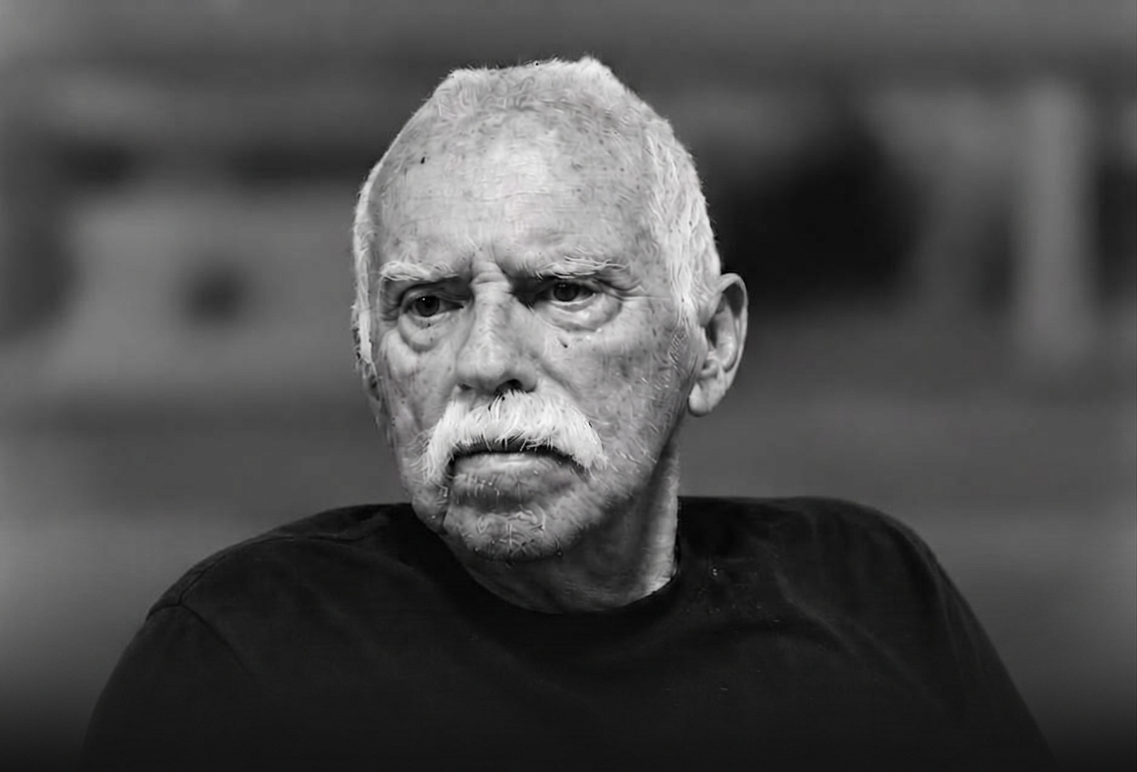 Foto do Des. Mauro Viola, em preto e branco.