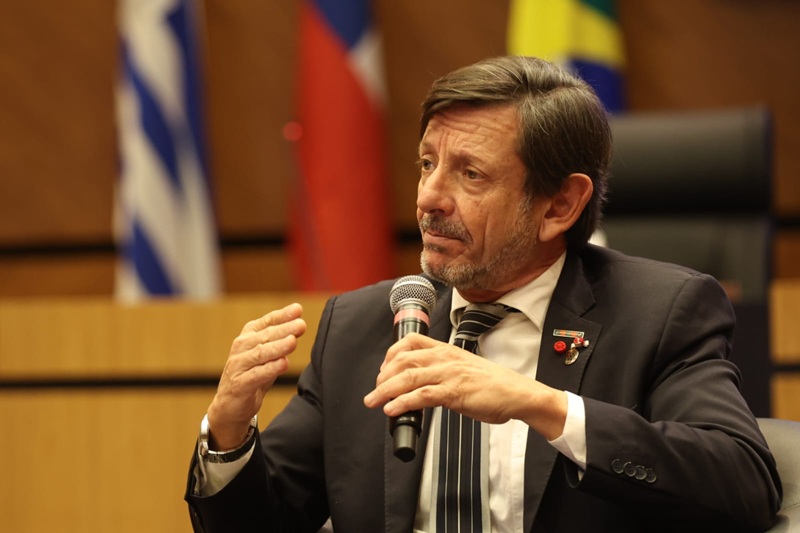 A foto mostra em close o advogado André Jobim se manifestando.