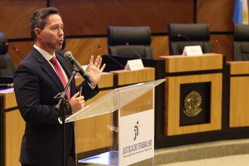 A foto mostra o juiz Rodrigo no púlpito.