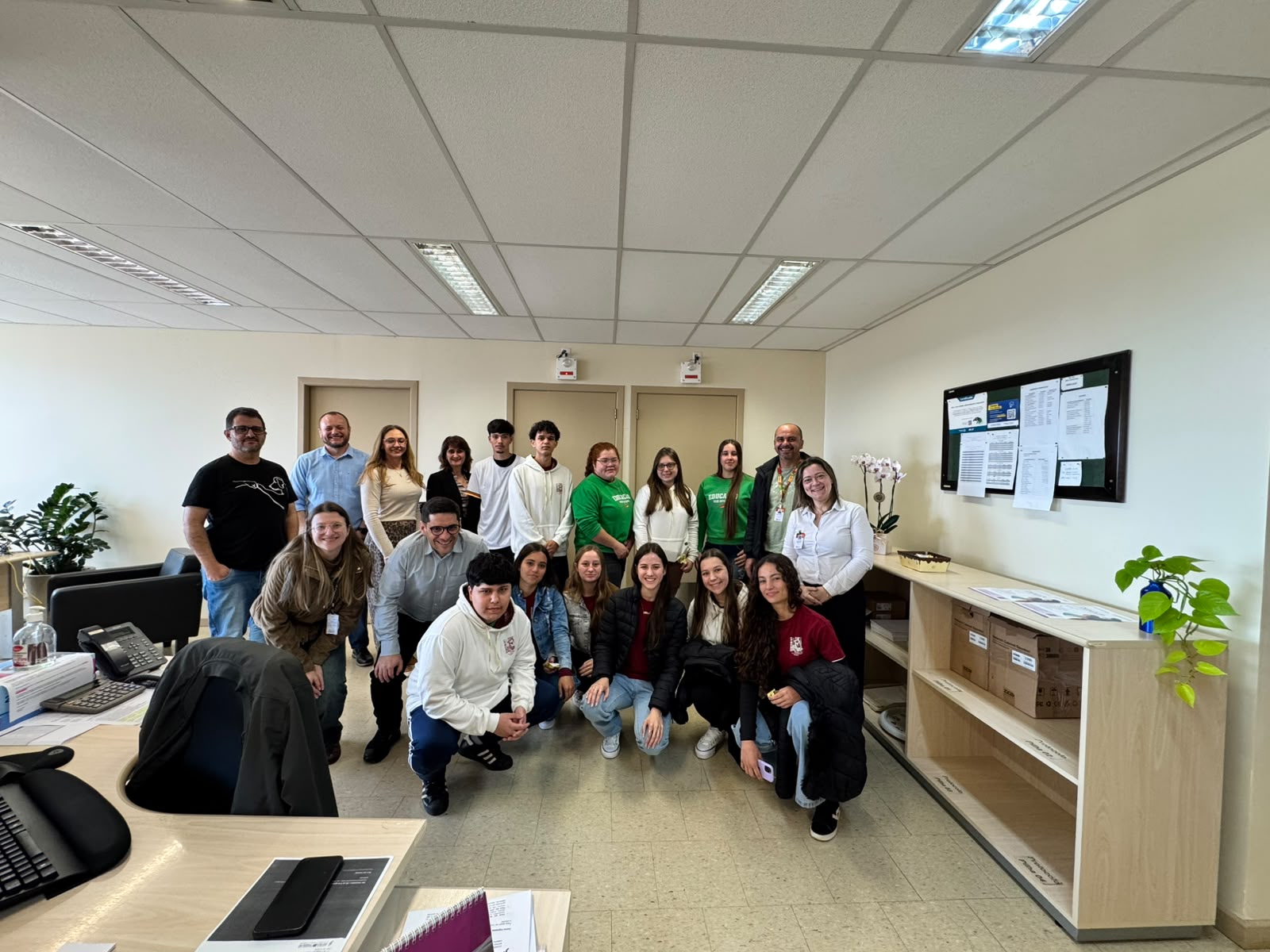 Alunos e servidos da VT de Frederico Westphalen posando para foto.