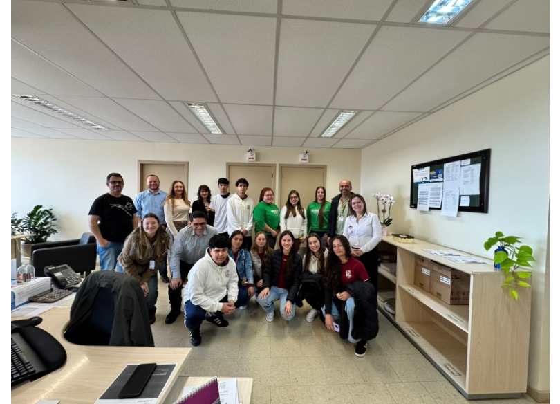 Alunos e servidos da VT de Frederico Westphalen posando para foto.
