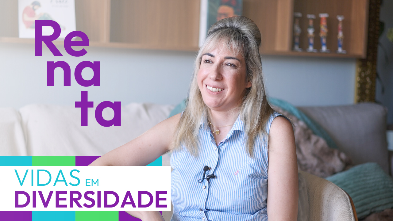 Capa do projeto contendo imagem de Renata sorrindo, durante a entrevista. Ela é uma mulher branca, com olhos castanhos, cabelos longos e loiros e usa uma camisa listrada em azul e branco. Título "Vidas em Diversidade" à esquerda, abaixo de um mosaico de retângulos em verde, lilás, ciano e amarelo.