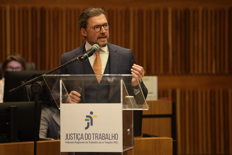 A foto mostra o palestrante Célio Neto, no púlpito.
