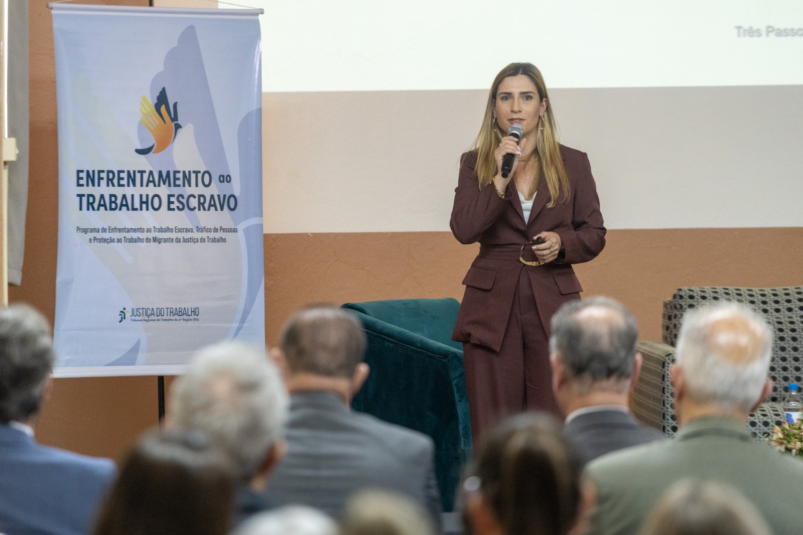 A foto mostra Franciele em close.
