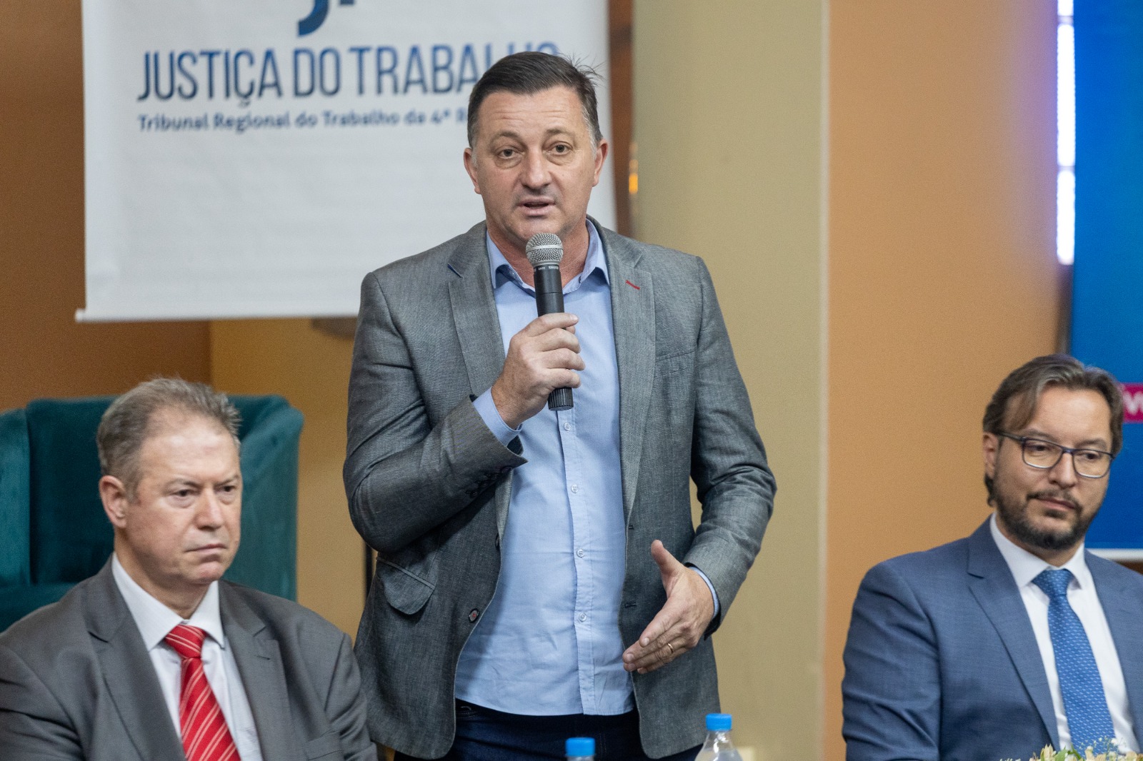 A foto mostra o prefeito de três passos.