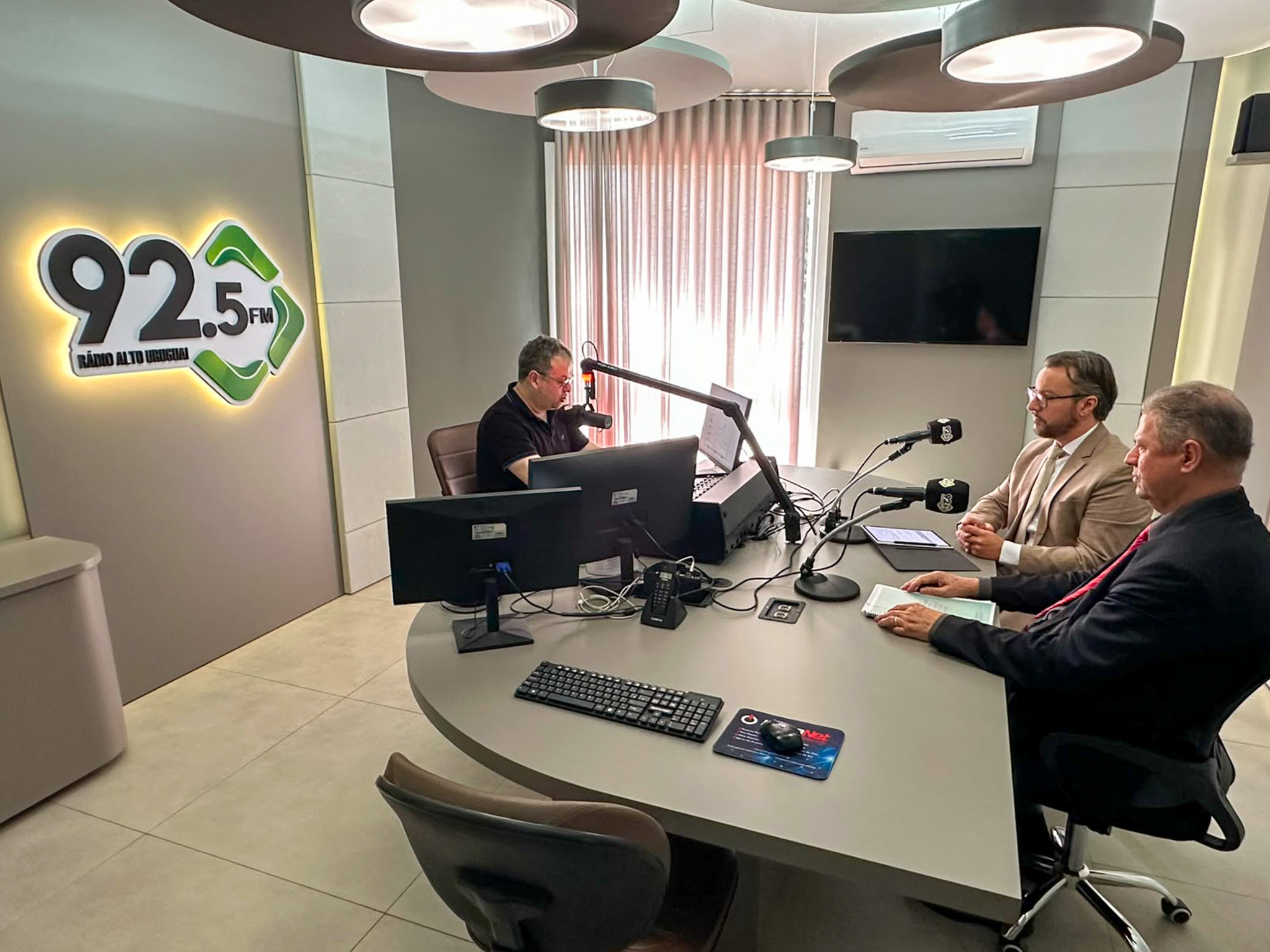 A foto mostra entrevista dos magistrados à rádio alto uruguai.