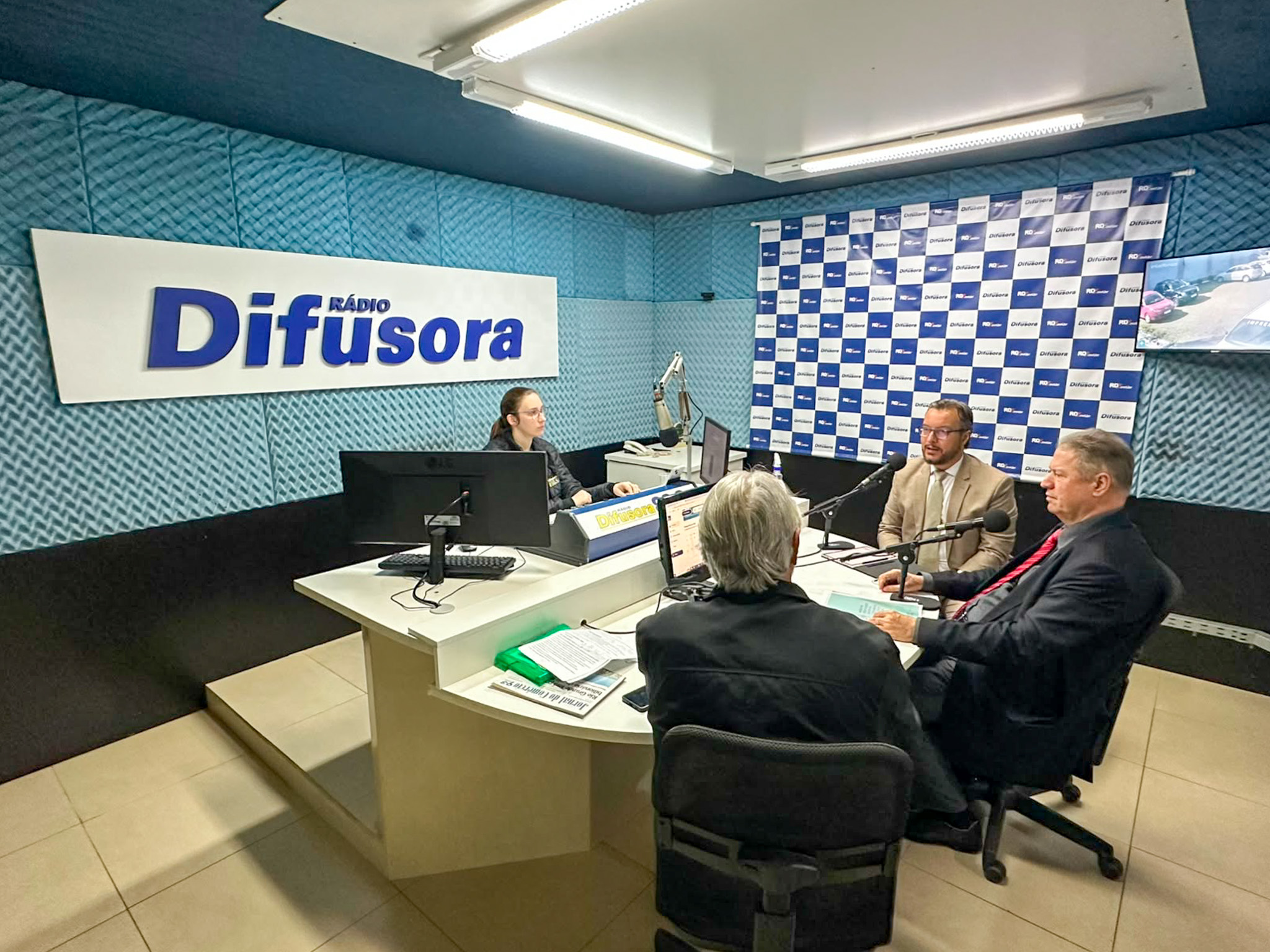 A foto mostra entrevista dos magistrados à rádio difusora.