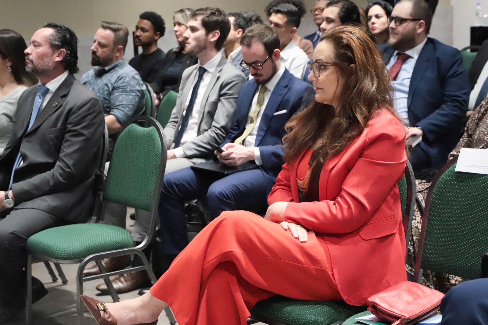 Maria Cristina dos Santos Perez aparece sentada na plateia.