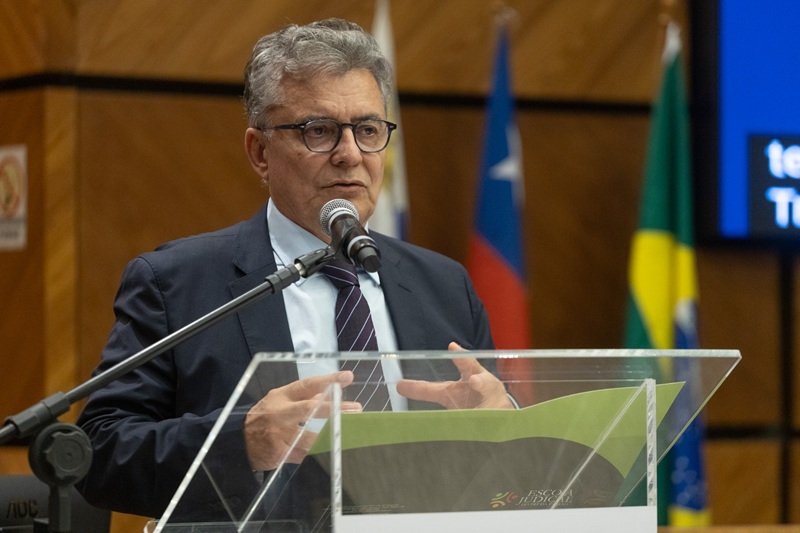 A fotografia mostra o palestrante Raimar Machado no púlpito.