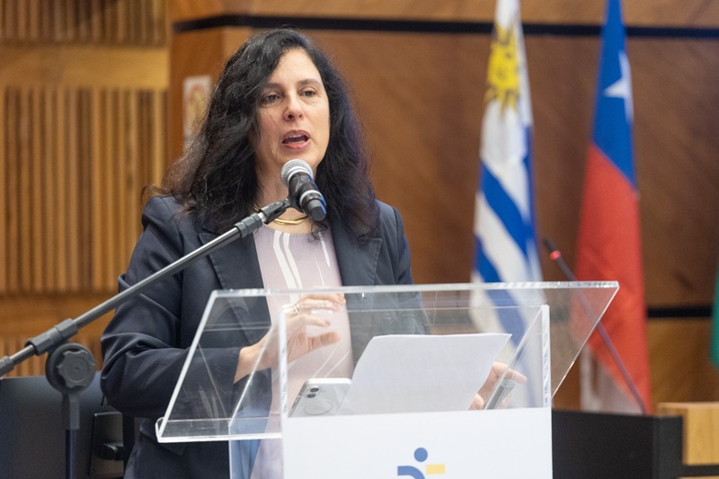 A fotografia mostra a palestrante Luciane no púlpito.