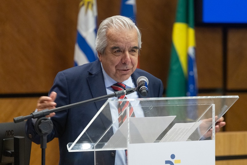 A fotografia mostra o palestrante Francisco Tapia no púlpito.