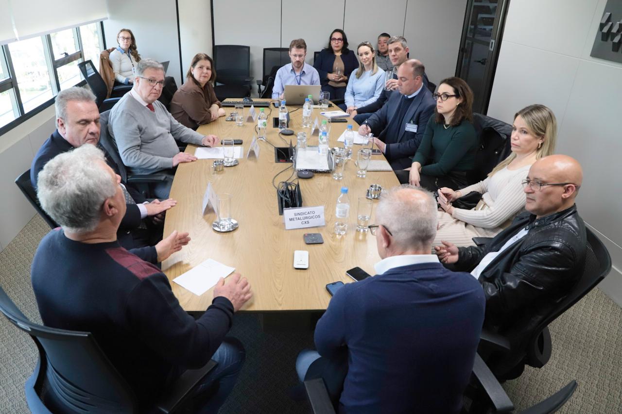 participantes na mesa da negociação.