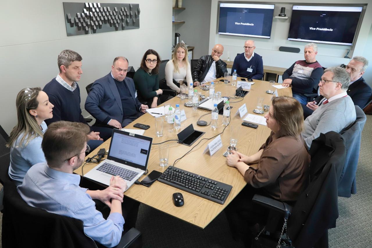 participantes na mesa da mediação