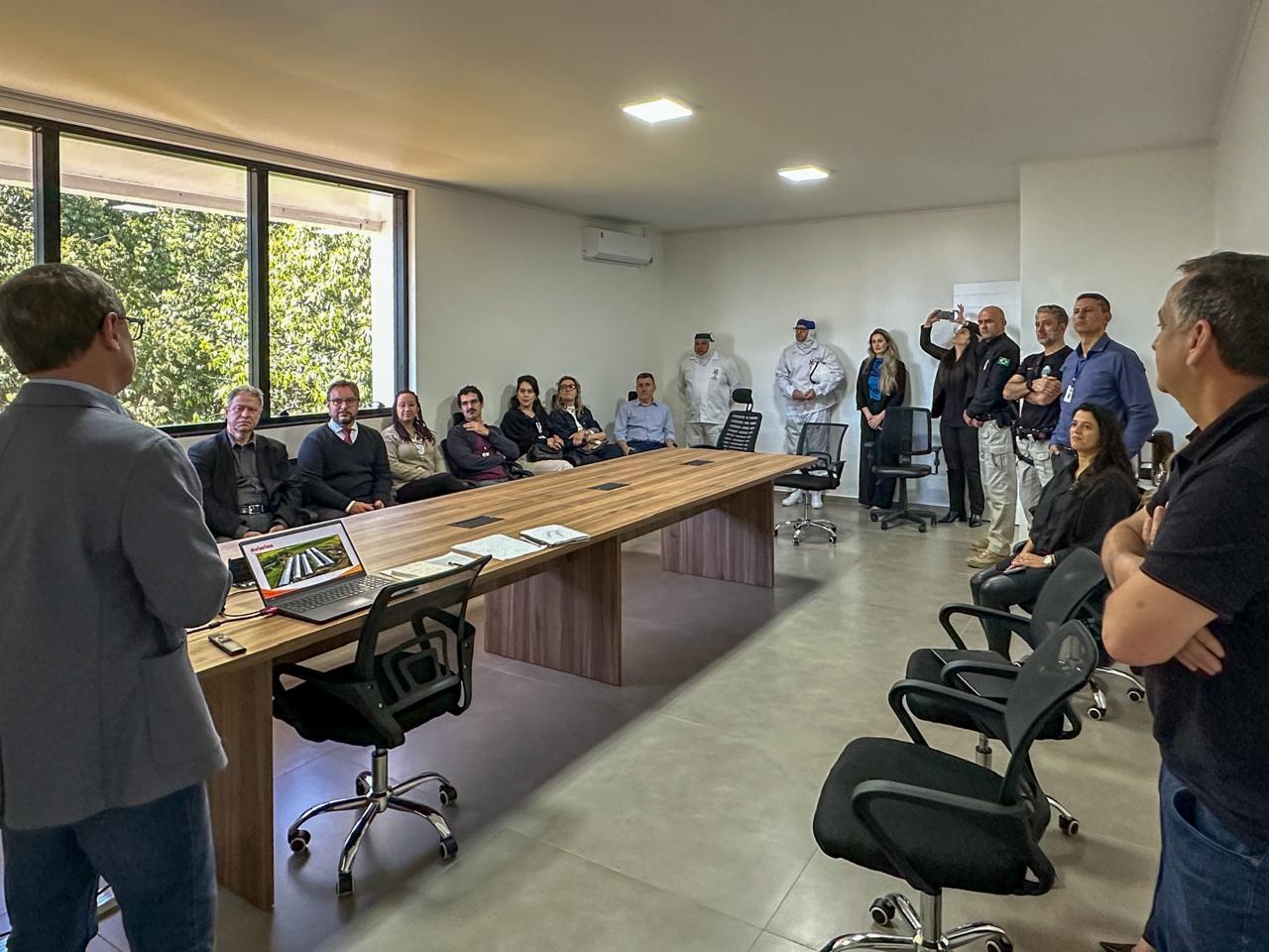 A foto mostra a comitiva do TRT em reunião.