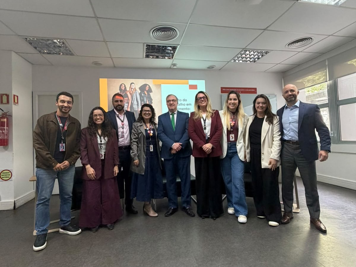 A fotografia mostra o desembargador Cassou com algumas pessoas da equipe da empresa.