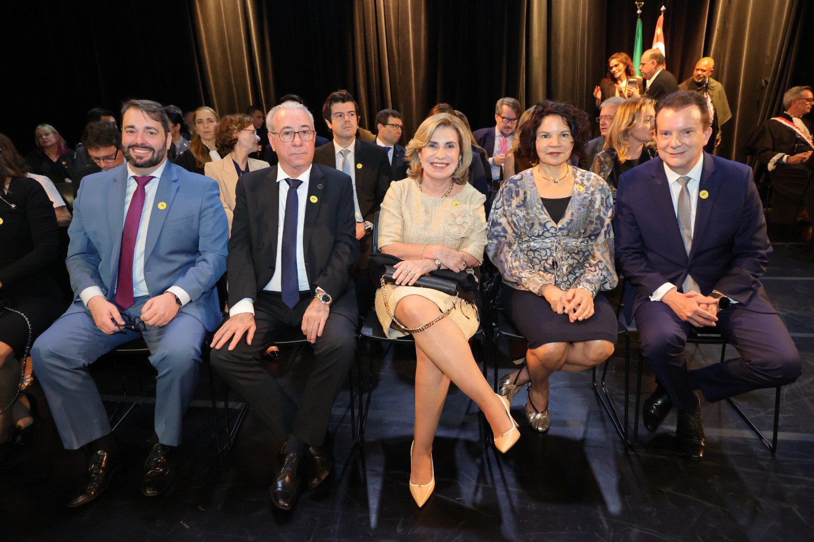 Foto em ângulo aberto, mostrando palco e plateia