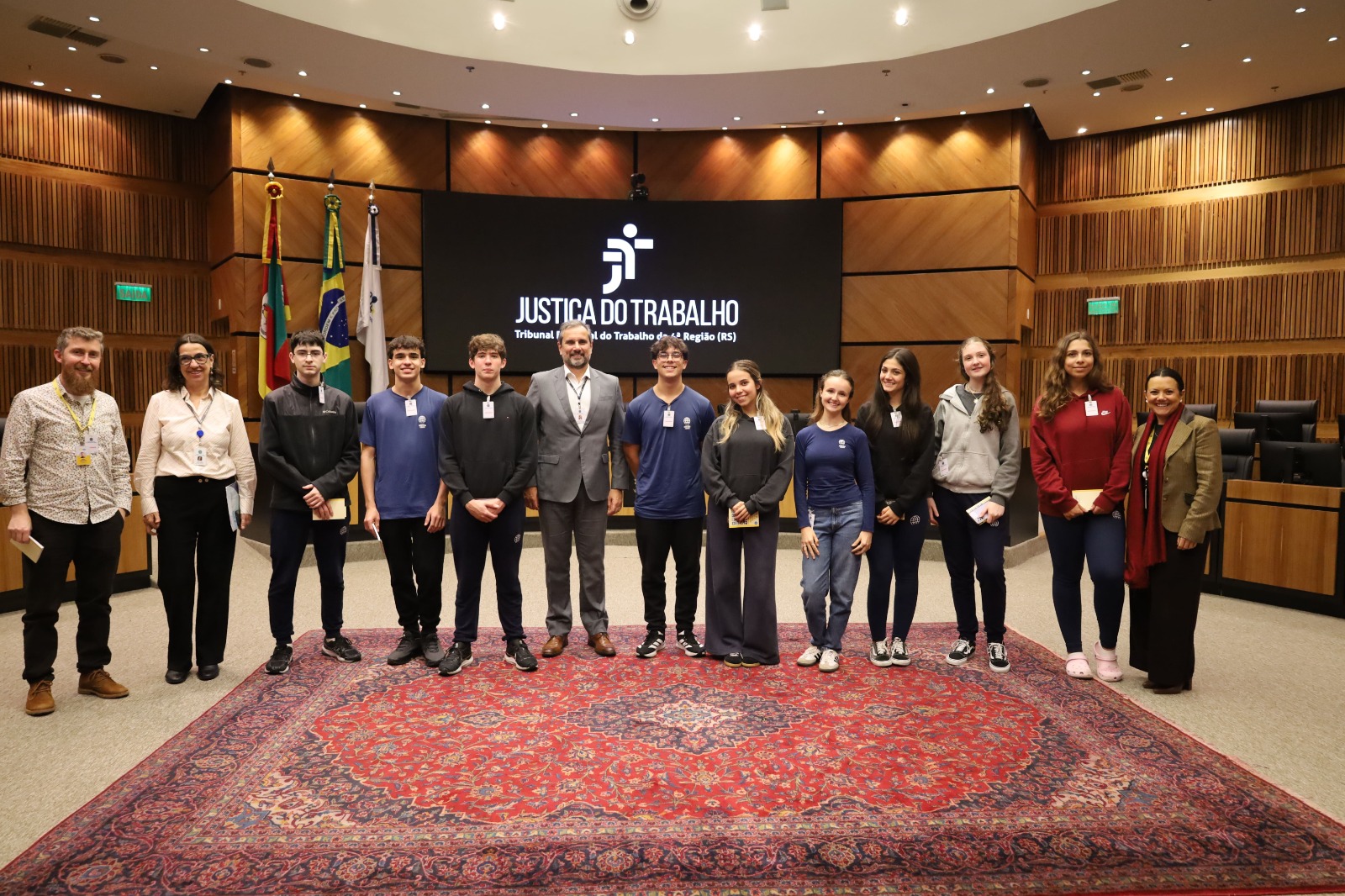 Alunos, professora e servidores no centro do Plenário Milton Varelo Dutra