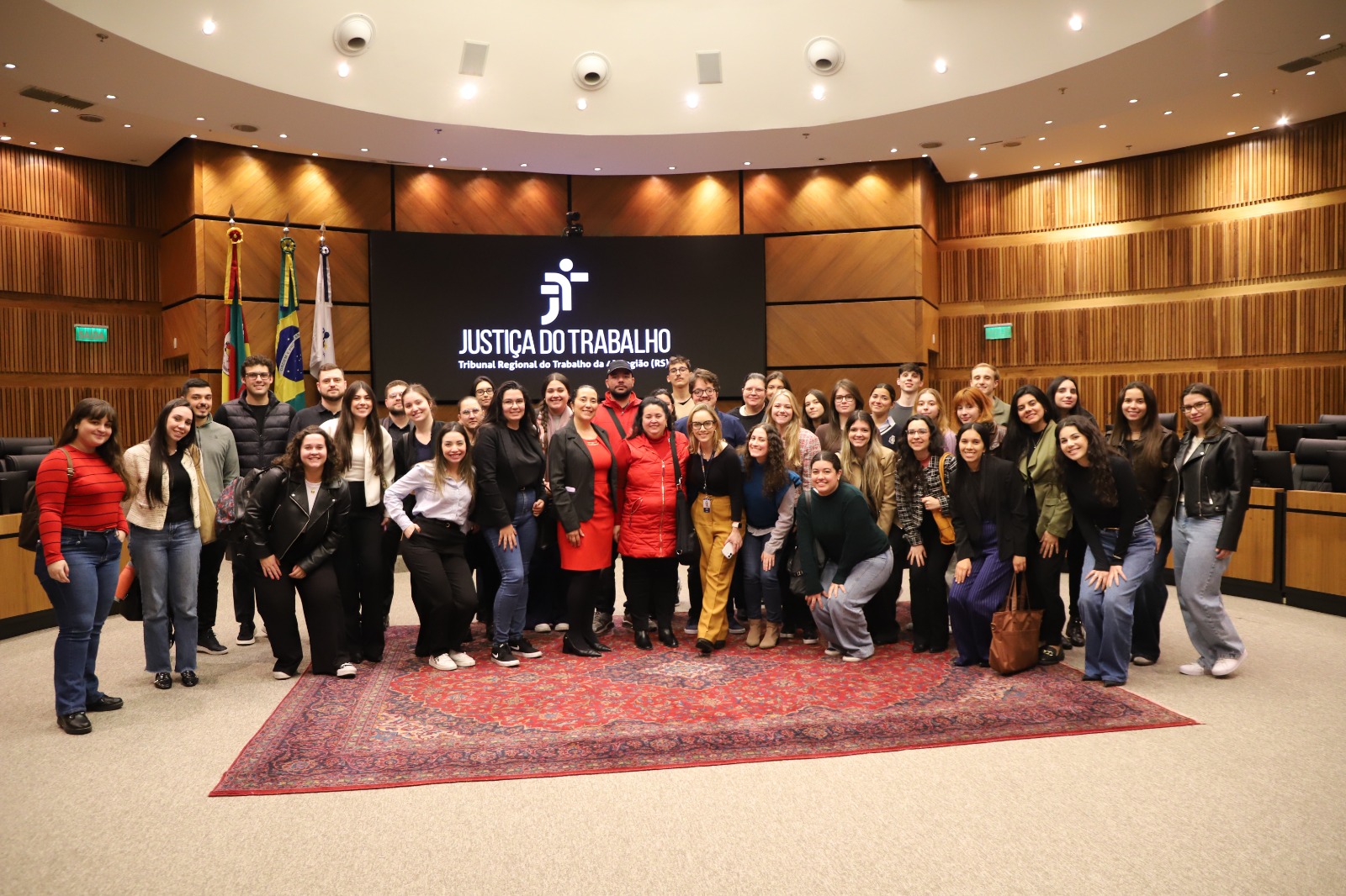 Alunos, professora Helena e juíza Maria Teresa no centro do Plenário