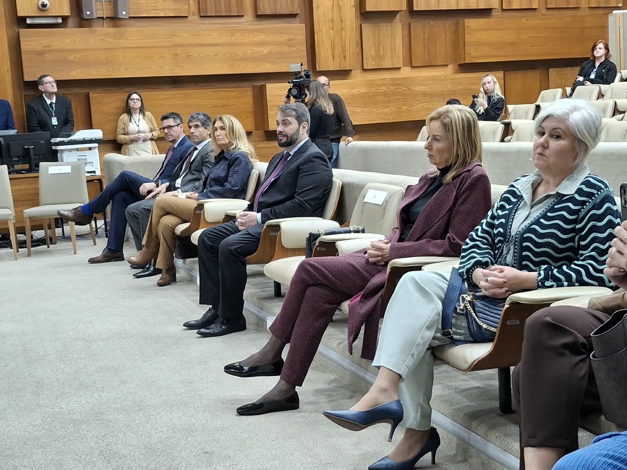 Des. Alexandre sentado na área reservadas às autoridades