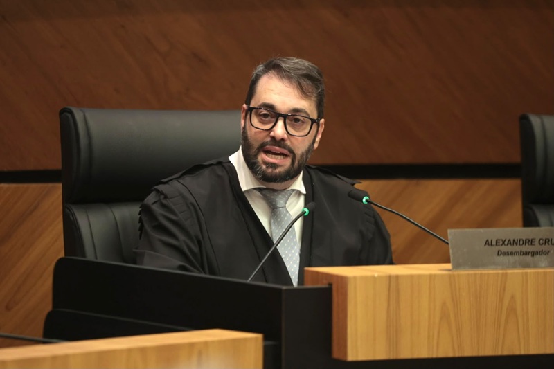 A fotografia mostra o presidente Alexandre em discurso.