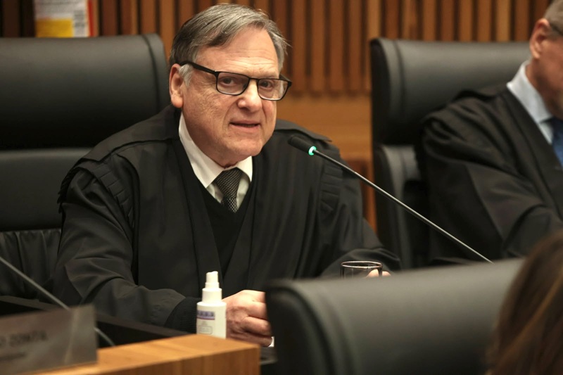 A fotografia mostra o desembargador Edson em discurso.