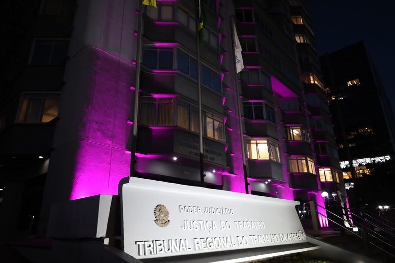 Fachada do TRT-RS iluminada de rosa