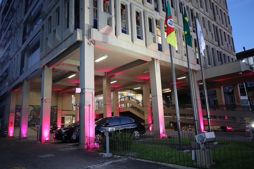 Foro Trabalhista de POA iluminados em tom de rosa