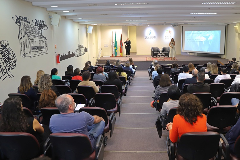 Foto de uma atividade de capacitação no auditório Ruy Cirne Lima.