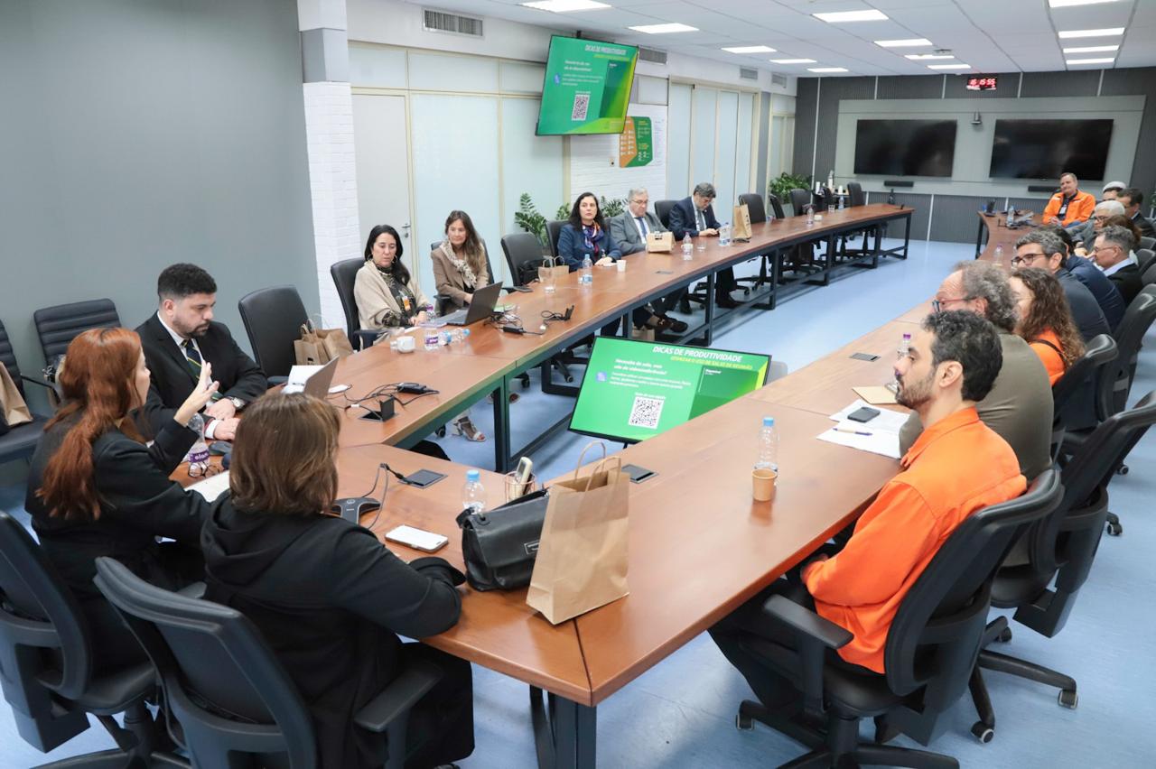 participantes na mesa de negociação