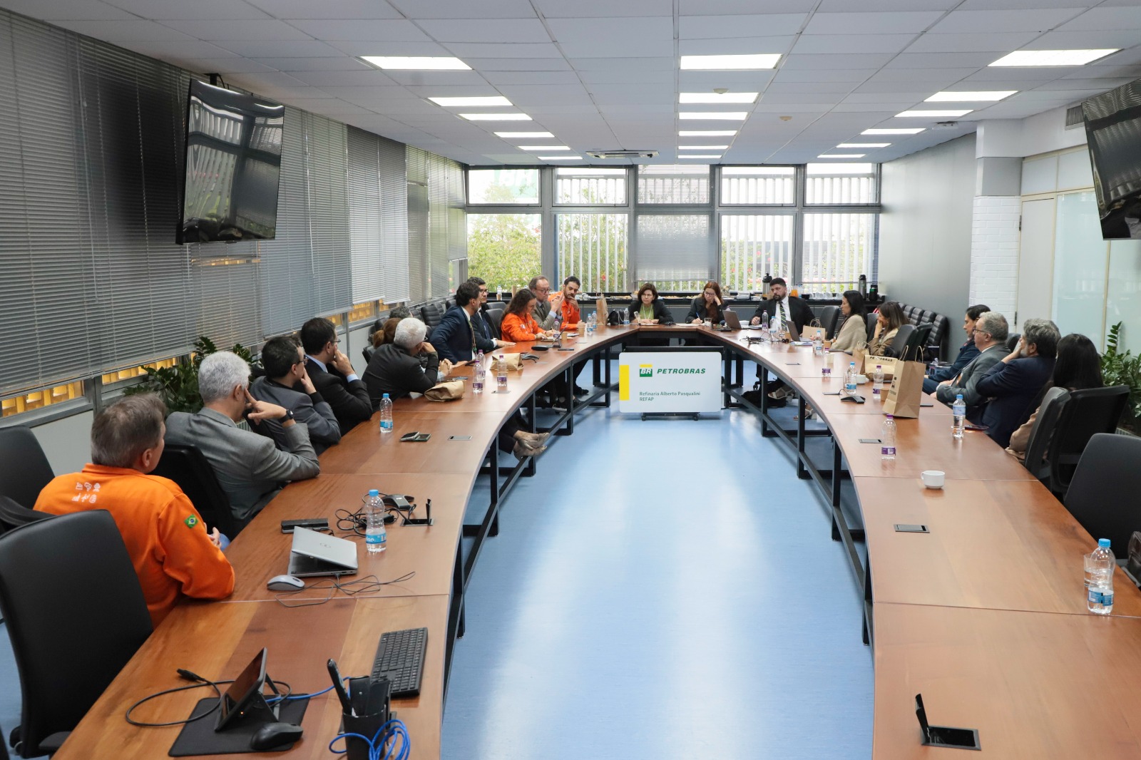 participantes na mesa de negociação