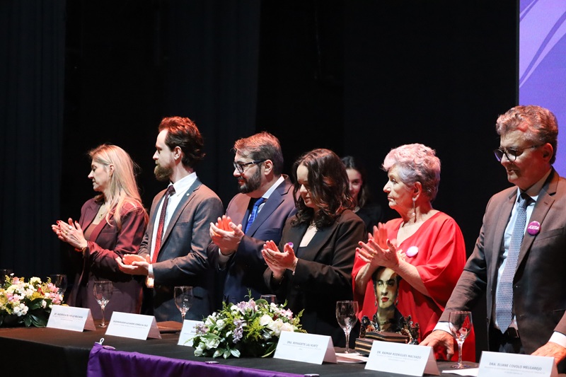 A foto mostra a mesa de abertura do congresso, estando entre as pessoas o presidente Alexandre.