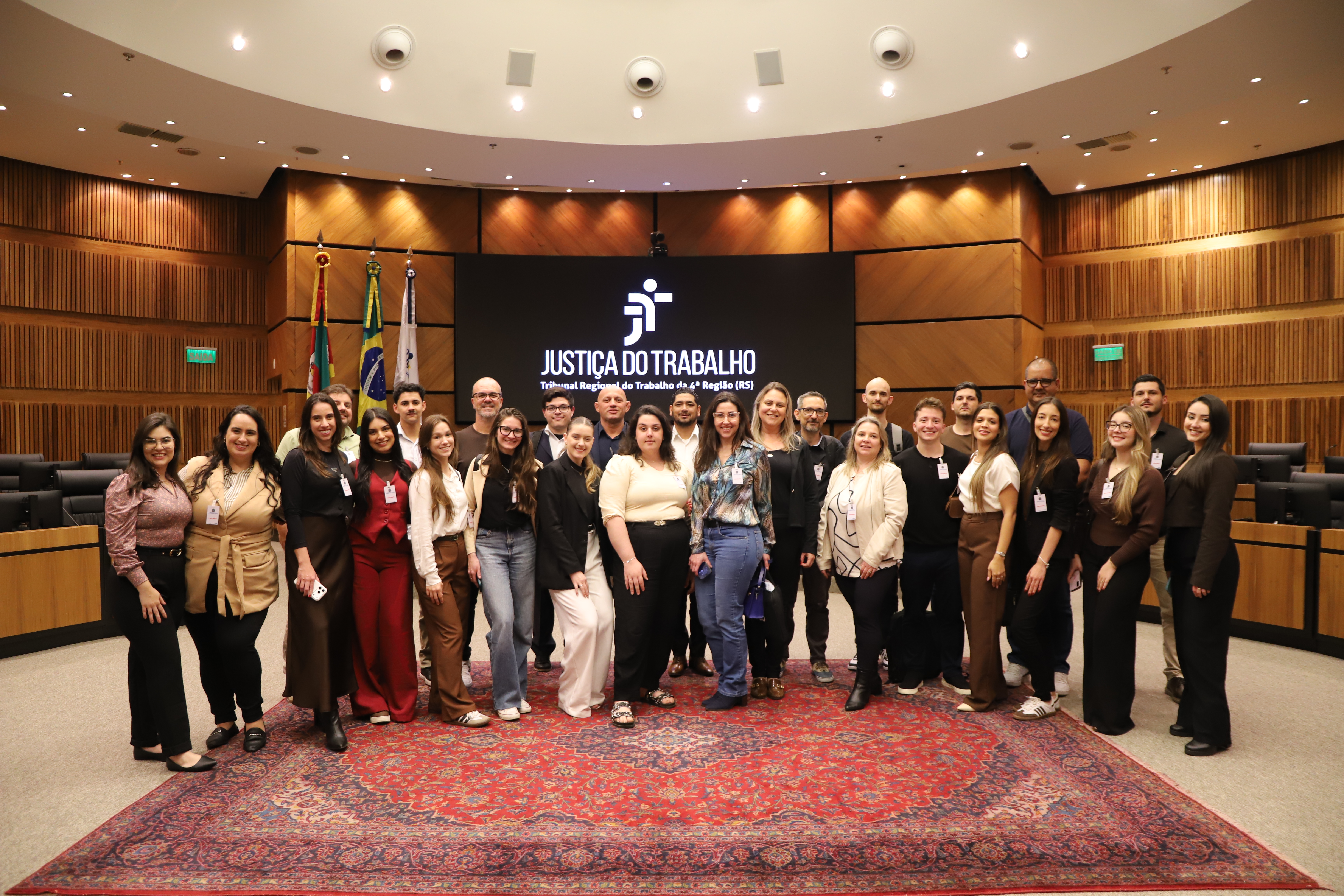 Alunos e professora posados para foto no centro do Plenário.