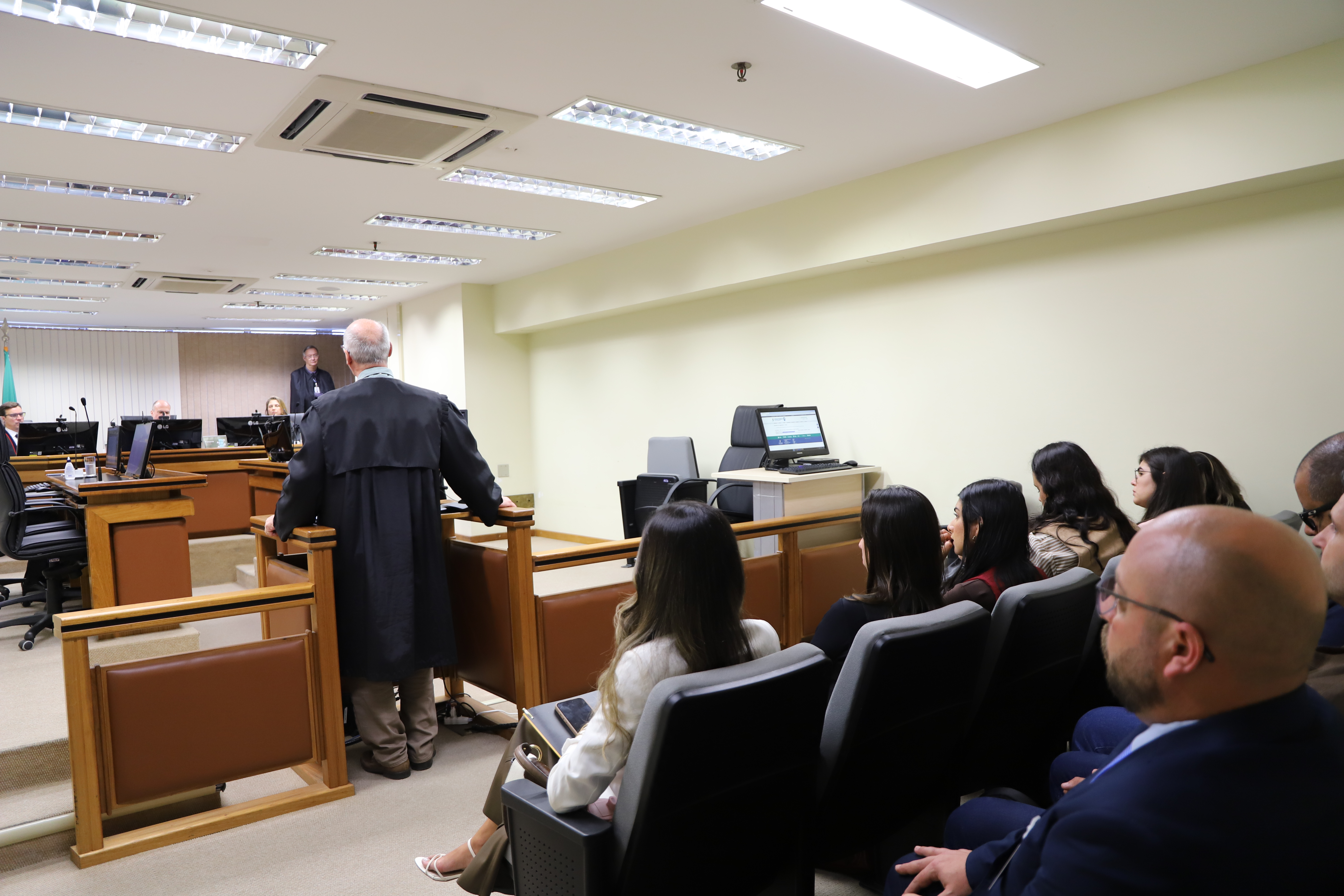 Alunos assistindo uma sessão 