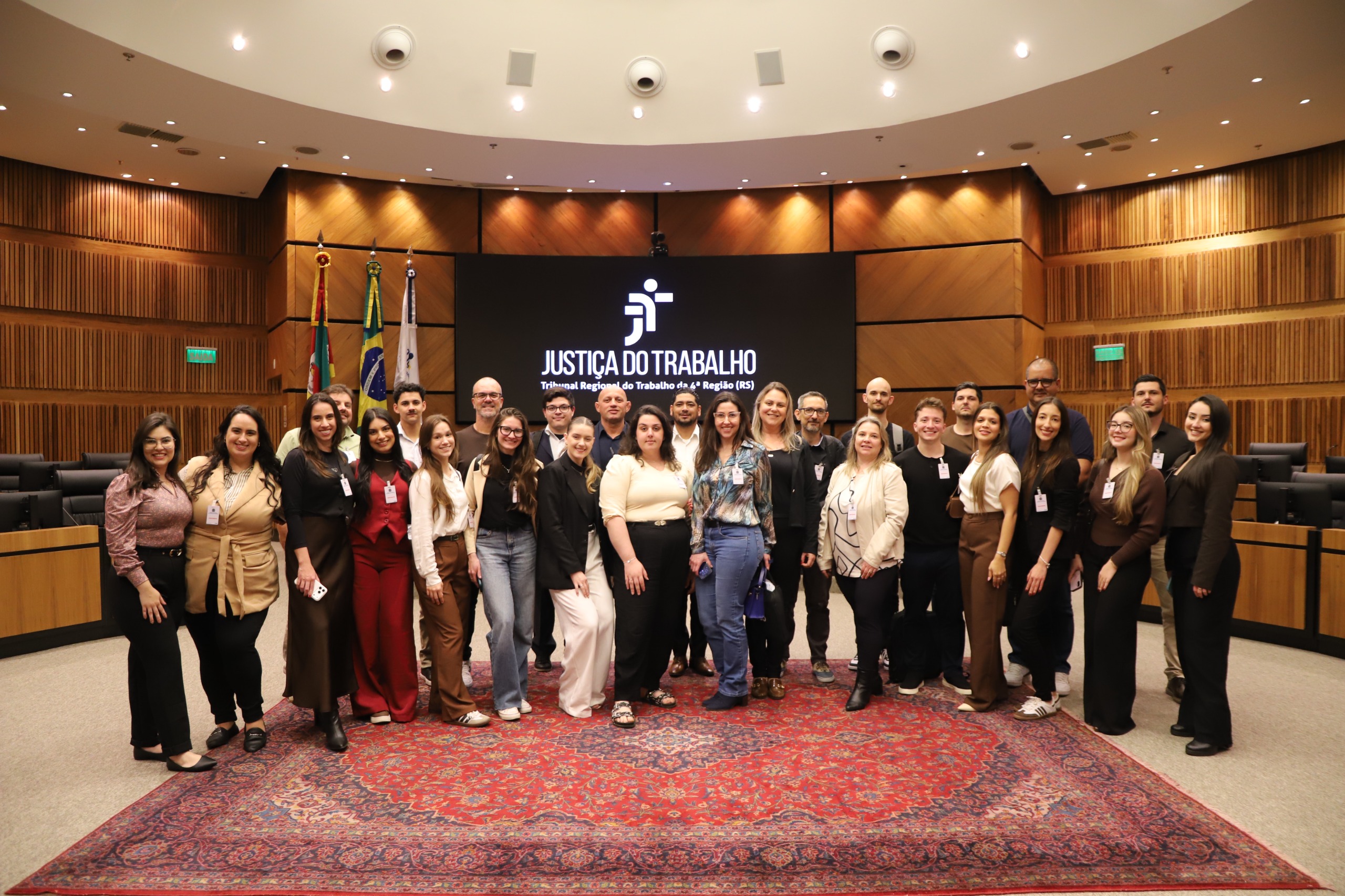 Alunos e professora posados para foto no centro do Plenário.