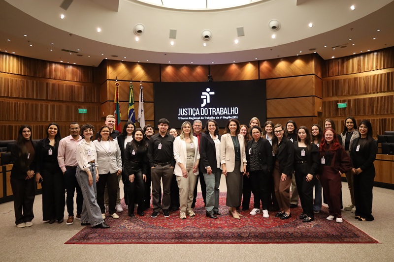 A foto mostra estudantes posando no Plenário.