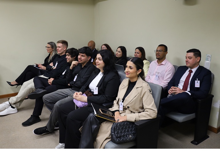 A foto mostra estudantes na sessão.