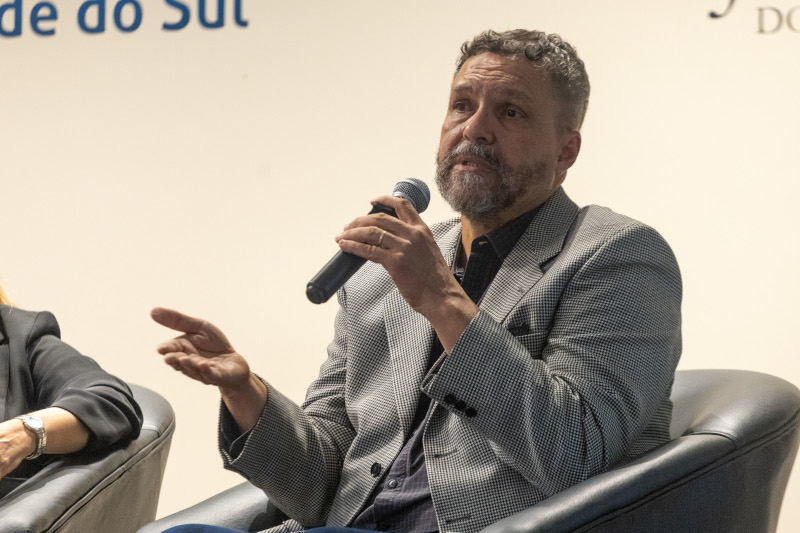 A fotografia mostra o palestrante Paulo Scott em sua fala.