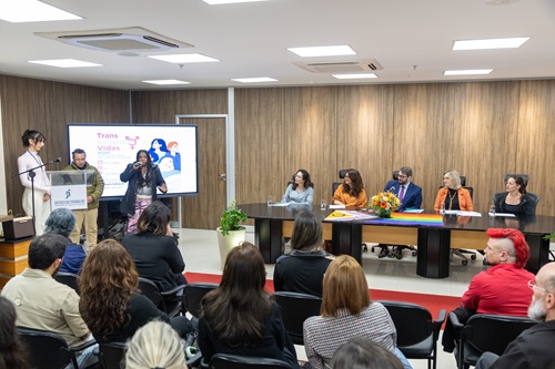 Imagem geral da cerimônia, com Nohara falando ao microfone.