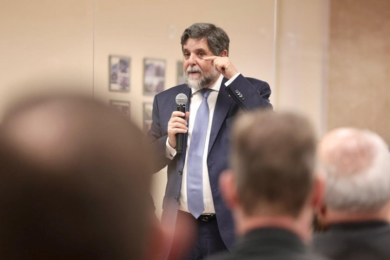 A foto mostra o ministro Caputo em palestra.