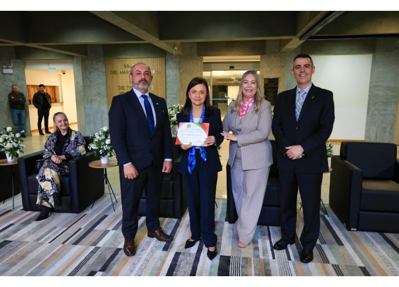 Juíza Anita recebe o Certificado