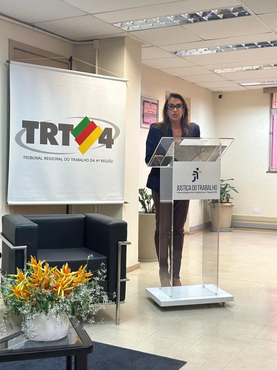 Juíza Raquel Nenê ao púlpito